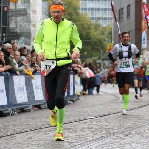 05.10.2025 - 20. swb-Marathon Bremen Strokosch-Dieckow http://msf.ph/oto/9267674 05.10.2025 12:59:50 Ziel 37, 377, 1476, 5287, 5988 meine-sportfotos.de