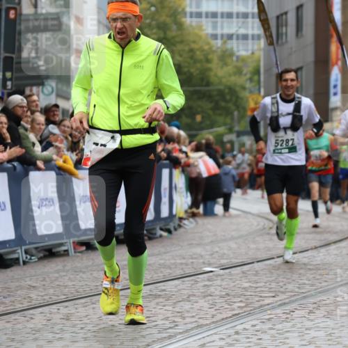 05.10.2025 - 20. swb-Marathon Bremen Strokosch-Dieckow http://msf.ph/oto/9267705 05.10.2025 12:59:50 Ziel 37, 377, 1476, 5287, 5988 meine-sportfotos.de