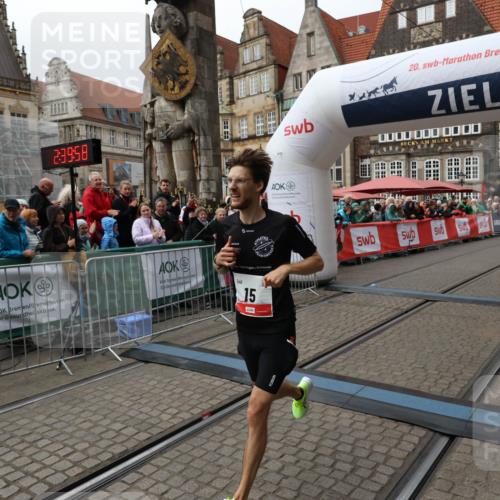 05.10.2025 - 20. swb-Marathon Bremen Yannick Fuchs http://msf.ph/oto/9267713 05.10.2025 12:10:48 Ziel 15 meine-sportfotos.de