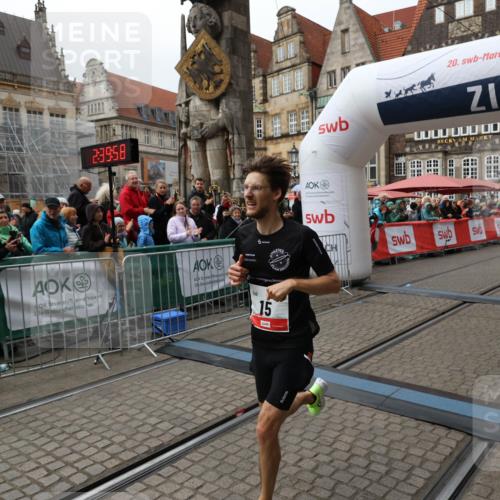 05.10.2025 - 20. swb-Marathon Bremen Yannick Fuchs http://msf.ph/oto/9267722 05.10.2025 12:10:48 Ziel 15 meine-sportfotos.de