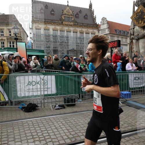 05.10.2025 - 20. swb-Marathon Bremen Yannick Fuchs http://msf.ph/oto/9267739 05.10.2025 12:10:48 Ziel 15 meine-sportfotos.de