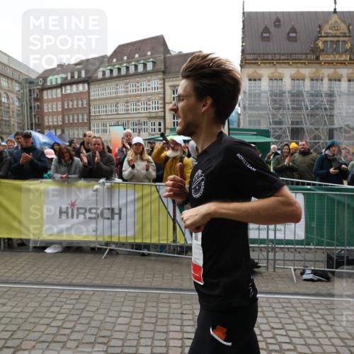 05.10.2025 - 20. swb-Marathon Bremen Yannick Fuchs http://msf.ph/oto/9267745 05.10.2025 12:10:48 Ziel 15 meine-sportfotos.de