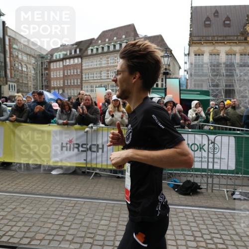 05.10.2025 - 20. swb-Marathon Bremen Yannick Fuchs http://msf.ph/oto/9267756 05.10.2025 12:10:48 Ziel 15 meine-sportfotos.de