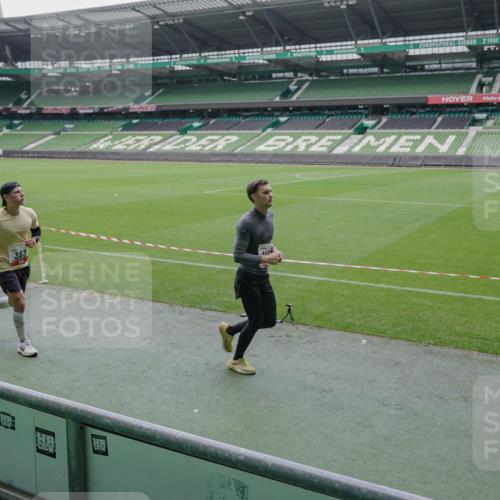 05.10.2025 - 20. swb-Marathon Bremen Michael Burmester http://msf.ph/oto/9267758 05.10.2025 12:33:19 Laufen im Stadion 121, 218, 307, 363, 369, 474, 746, 850, 900, 1070, 1360, 1372, 1494, 1617, 1889, 1913, 1928, 2000, 2033, 2267, 2682, 4251, 6957, 7259, 8582, 650, 664, 908 meine-sportfotos.de