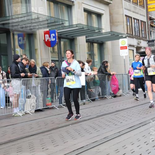 05.10.2025 - 20. swb-Marathon Bremen Strokosch-Dieckow http://msf.ph/oto/9267766 05.10.2025 11:06:21 Ziel 8574, 9178, 9321, 9357, 9605, 9619, 9826, 9942, 9998, 10001, 10148, 10168, 10239, 10498, 10580, 10699, 10732, 10747, 10748, 10912, 10937, 11027, 11143, 11270, 11324, 11355, 11365, 11389, 11414, 11497, 11565, 11605, 11706, 11721, 11746, 11747, 8574, 9178, 9321, 9357, 9605, 9619, 9826, 9942, 9998, 10001, 10148, 10168, 10239, 10498, 10580, 10699, 10732, 10747, 10748, 10912, 10937, 11027, 11143, 11270, 11324, 11355, 11365, 11389, 11414, 11497, 11565, 11605 meine-sportfotos.de