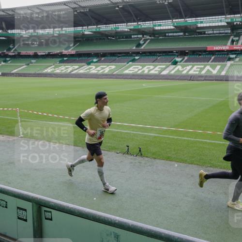 05.10.2025 - 20. swb-Marathon Bremen Michael Burmester http://msf.ph/oto/9267777 05.10.2025 12:33:20 Laufen im Stadion 121, 218, 307, 363, 369, 474, 746, 850, 900, 1070, 1360, 1372, 1494, 1617, 1889, 1913, 1928, 2000, 2033, 2267, 2682, 4251, 6957, 7259, 8582, 650, 664, 908 meine-sportfotos.de
