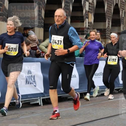 05.10.2025 - 20. swb-Marathon Bremen Strokosch-Dieckow http://msf.ph/oto/9267802 05.10.2025 11:09:09 Ziel 9632, 9798, 9815, 10315, 10522, 10784, 11056, 11379, 11437, 11530, 11674 meine-sportfotos.de