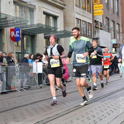 05.10.2025 - 20. swb-Marathon Bremen Strokosch-Dieckow http://msf.ph/oto/9267809 05.10.2025 11:06:23 Ziel 8574, 9178, 9321, 9357, 9605, 9619, 9826, 9942, 9976, 10001, 10148, 10168, 10239, 10498, 10580, 10699, 10732, 10747, 10748, 10937, 11027, 11143, 11270, 11324, 11355, 11389, 11414, 11497, 11565, 11605, 11706, 11721, 11746, 11747, 8574, 9178, 9321, 9357, 9605, 9619, 9826, 9942, 9976, 10001, 10148, 10168, 10239, 10498, 10580, 10699, 10732, 10747, 10748, 10937, 11027, 11143, 11270, 11324, 11355, 11389, 11414, 11497, 11565, 11605 meine-sportfotos.de
