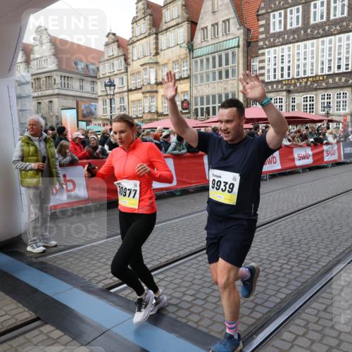 05.10.2025 - 20. swb-Marathon Bremen Yannick Fuchs http://msf.ph/oto/9267810 05.10.2025 10:52:12 Ziel 9226, 9683, 9939, 10977, 11273, 11325 meine-sportfotos.de