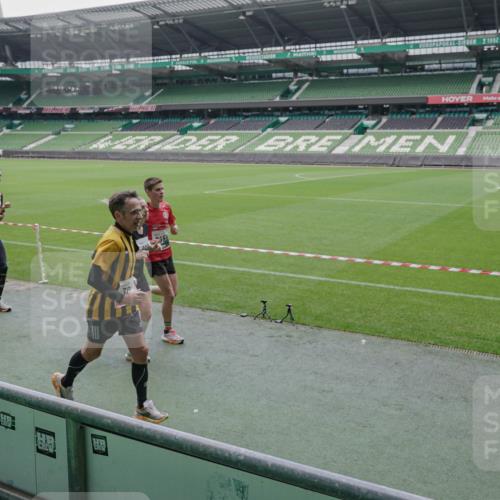 05.10.2025 - 20. swb-Marathon Bremen Michael Burmester http://msf.ph/oto/9267838 05.10.2025 12:33:31 Laufen im Stadion 121, 218, 307, 363, 369, 474, 746, 850, 900, 1070, 1360, 1372, 1494, 1617, 1889, 1913, 1928, 2000, 2267, 2682, 4251, 5640, 6957, 7259, 8550, 8582, 9046, 650, 664, 908, 2033 meine-sportfotos.de