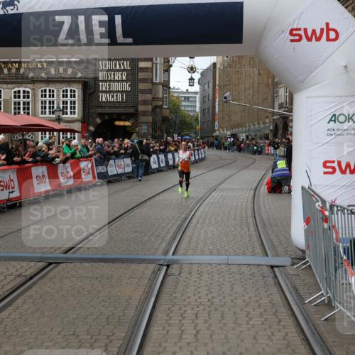 05.10.2025 - 20. swb-Marathon Bremen Yannick Fuchs http://msf.ph/oto/9267839 05.10.2025 12:12:28 Ziel 49 meine-sportfotos.de
