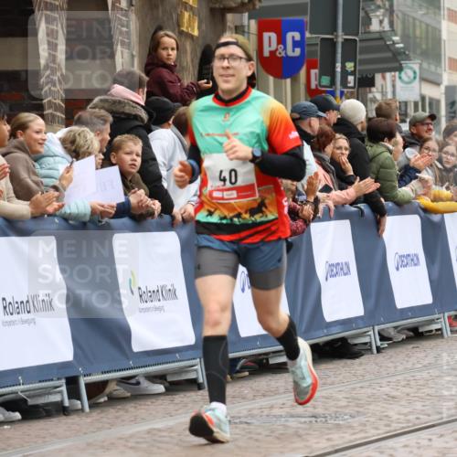 05.10.2025 - 20. swb-Marathon Bremen Strokosch-Dieckow http://msf.ph/oto/9267842 05.10.2025 12:59:58 Ziel 40, 689, 2186, 8351 meine-sportfotos.de