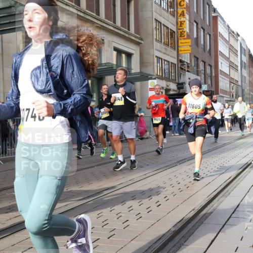 05.10.2025 - 20. swb-Marathon Bremen Strokosch-Dieckow http://msf.ph/oto/9267877 05.10.2025 11:06:25 Ziel 8574, 9178, 9321, 9357, 9605, 9619, 9826, 9942, 9976, 10001, 10148, 10168, 10239, 10498, 10580, 10699, 10747, 10748, 10937, 11027, 11324, 11355, 11389, 11414, 11497, 11565, 11605, 11622, 11706, 11721, 11746, 11747, 8574, 9178, 9321, 9357, 9605, 9619, 9826, 9942, 9976, 10001, 10148, 10168, 10239, 10498, 10580, 10699, 10747, 10748, 10937, 11027, 11324, 11355, 11389, 11414, 11497, 11565, 11605, 11622 meine-sportfotos.de