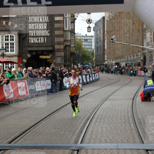 05.10.2025 - 20. swb-Marathon Bremen Yannick Fuchs http://msf.ph/oto/9267902 05.10.2025 12:12:29 Ziel 49 meine-sportfotos.de