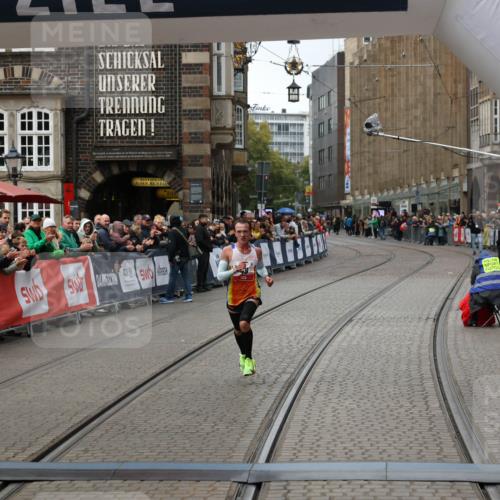 05.10.2025 - 20. swb-Marathon Bremen Yannick Fuchs http://msf.ph/oto/9267913 05.10.2025 12:12:29 Ziel 49 meine-sportfotos.de
