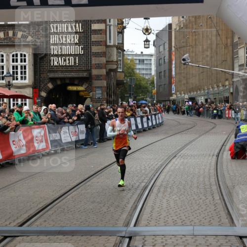 05.10.2025 - 20. swb-Marathon Bremen Yannick Fuchs http://msf.ph/oto/9267922 05.10.2025 12:12:29 Ziel 49 meine-sportfotos.de