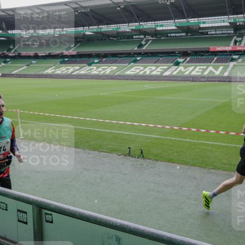 05.10.2025 - 20. swb-Marathon Bremen Michael Burmester http://msf.ph/oto/9267925 05.10.2025 12:33:34 Laufen im Stadion 121, 218, 307, 363, 369, 474, 746, 838, 850, 900, 1070, 1360, 1372, 1494, 1617, 1889, 1913, 1928, 2000, 2267, 4251, 5640, 6957, 7259, 8550, 8582, 9046, 650, 664, 2033, 2682 meine-sportfotos.de