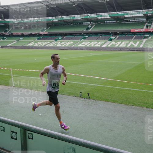 05.10.2025 - 20. swb-Marathon Bremen Michael Burmester http://msf.ph/oto/9267967 05.10.2025 12:33:43 Laufen im Stadion 121, 218, 307, 363, 474, 838, 900, 1070, 1338, 1360, 1372, 1617, 1889, 1913, 2000, 2267, 3552, 4251, 5640, 6957, 6984, 7259, 7442, 8550, 8582, 9046, 369, 746, 850, 1494, 1928, 2033, 2682 meine-sportfotos.de