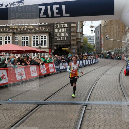 05.10.2025 - 20. swb-Marathon Bremen Yannick Fuchs http://msf.ph/oto/9267976 05.10.2025 12:12:30 Ziel 49 meine-sportfotos.de