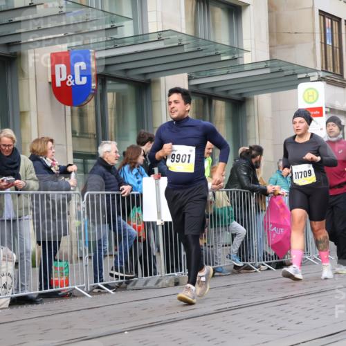 05.10.2025 - 20. swb-Marathon Bremen Strokosch-Dieckow http://msf.ph/oto/9267986 05.10.2025 11:06:39 Ziel 8574, 9265, 9321, 9491, 9605, 9826, 9890, 9901, 9942, 9976, 10001, 10148, 10168, 10193, 10371, 10396, 10580, 10747, 10748, 10788, 10937, 10991, 11131, 11355, 11389, 11414, 11497, 11622, 11709, 8574, 9265, 9321, 9491, 9605, 9826, 9890, 9901, 9942, 9976, 10001, 10148, 10168, 10193, 10371, 10396, 10580, 10747, 10748, 10788, 10937, 10991, 11131, 11355, 11389, 11414, 11497, 11622, 11709 meine-sportfotos.de