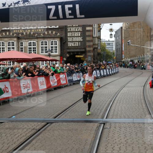 05.10.2025 - 20. swb-Marathon Bremen Yannick Fuchs http://msf.ph/oto/9267989 05.10.2025 12:12:30 Ziel 49 meine-sportfotos.de