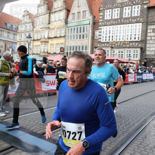 05.10.2025 - 20. swb-Marathon Bremen Yannick Fuchs http://msf.ph/oto/9268001 05.10.2025 10:52:17 Ziel 9196, 9226, 9852, 9939, 10240, 10438, 10668, 10727, 10977, 11641 meine-sportfotos.de