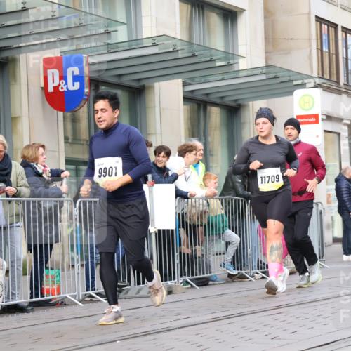 05.10.2025 - 20. swb-Marathon Bremen Strokosch-Dieckow http://msf.ph/oto/9268003 05.10.2025 11:06:39 Ziel 8574, 9265, 9321, 9491, 9605, 9826, 9890, 9901, 9942, 9976, 10001, 10148, 10168, 10193, 10371, 10396, 10580, 10747, 10748, 10788, 10937, 10991, 11131, 11355, 11389, 11414, 11497, 11622, 11709, 8574, 9265, 9321, 9491, 9605, 9826, 9890, 9901, 9942, 9976, 10001, 10148, 10168, 10193, 10371, 10396, 10580, 10747, 10748, 10788, 10937, 10991, 11131, 11355, 11389, 11414, 11497, 11622, 11709 meine-sportfotos.de