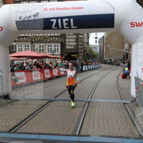 05.10.2025 - 20. swb-Marathon Bremen Yannick Fuchs http://msf.ph/oto/9268036 05.10.2025 12:12:30 Ziel 49 meine-sportfotos.de