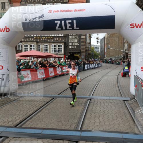 05.10.2025 - 20. swb-Marathon Bremen Yannick Fuchs http://msf.ph/oto/9268044 05.10.2025 12:12:30 Ziel 49 meine-sportfotos.de