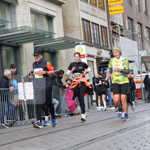 05.10.2025 - 20. swb-Marathon Bremen Strokosch-Dieckow http://msf.ph/oto/9268047 05.10.2025 11:06:43 Ziel 8574, 9265, 9321, 9491, 9702, 9826, 9877, 9890, 9901, 9942, 9976, 10193, 10371, 10396, 10580, 10788, 10902, 10991, 11131, 11355, 11389, 11414, 11497, 11622, 11709, 8574, 9265, 9321, 9491, 9702, 9826, 9877, 9890, 9901, 9942, 9976, 10193, 10371, 10396, 10580, 10788, 10902, 10991, 11131, 11355, 11389, 11414, 11497, 11622, 11709 meine-sportfotos.de