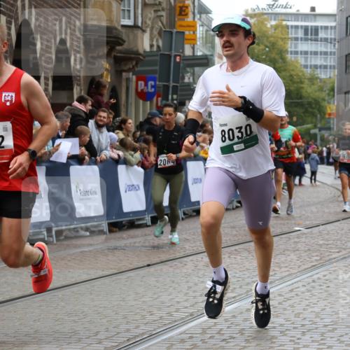 05.10.2025 - 20. swb-Marathon Bremen Strokosch-Dieckow http://msf.ph/oto/9268057 05.10.2025 13:00:15 Ziel 241, 826, 1615, 1812, 2064, 2118, 2169, 7498, 8030 meine-sportfotos.de
