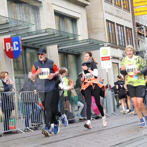 05.10.2025 - 20. swb-Marathon Bremen Strokosch-Dieckow http://msf.ph/oto/9268059 05.10.2025 11:06:44 Ziel 8574, 9265, 9321, 9491, 9702, 9877, 9890, 9901, 9942, 9976, 10193, 10371, 10396, 10580, 10788, 10902, 10991, 11131, 11355, 11389, 11497, 11622, 11709, 8574, 9265, 9321, 9491, 9702, 9877, 9890, 9901, 9942, 9976, 10193, 10371, 10396, 10580, 10788, 10902, 10991, 11131, 11355, 11389, 11497, 11622, 11709 meine-sportfotos.de