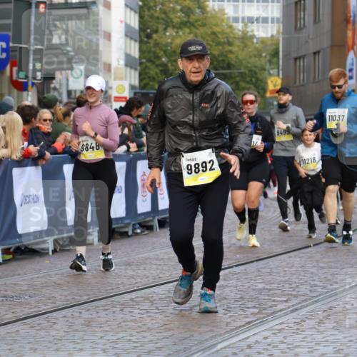 05.10.2025 - 20. swb-Marathon Bremen Strokosch-Dieckow http://msf.ph/oto/9268066 05.10.2025 11:09:16 Ziel 9848, 9892, 10295, 10522, 11056, 11530, 11674 meine-sportfotos.de