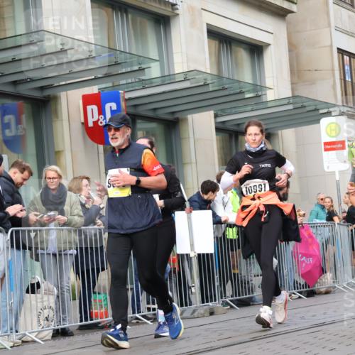 05.10.2025 - 20. swb-Marathon Bremen Strokosch-Dieckow http://msf.ph/oto/9268076 05.10.2025 11:06:44 Ziel 8574, 9265, 9321, 9491, 9702, 9877, 9890, 9901, 9942, 9976, 10193, 10371, 10396, 10580, 10788, 10902, 10991, 11131, 11355, 11389, 11497, 11622, 11709, 8574, 9265, 9321, 9491, 9702, 9877, 9890, 9901, 9942, 9976, 10193, 10371, 10396, 10580, 10788, 10902, 10991, 11131, 11355, 11389, 11497, 11622, 11709 meine-sportfotos.de