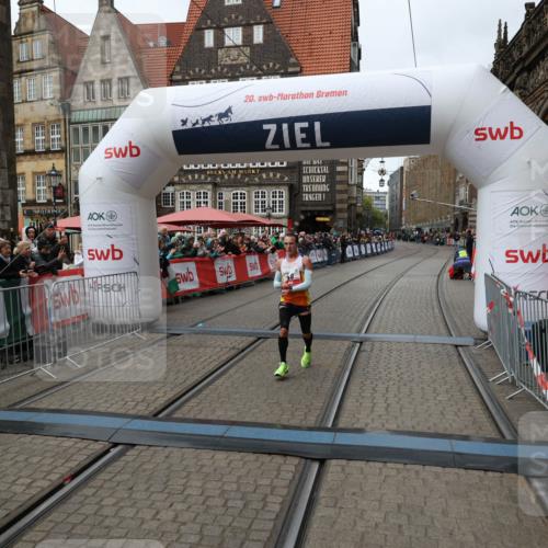 05.10.2025 - 20. swb-Marathon Bremen Yannick Fuchs http://msf.ph/oto/9268078 05.10.2025 12:12:31 Ziel 49 meine-sportfotos.de