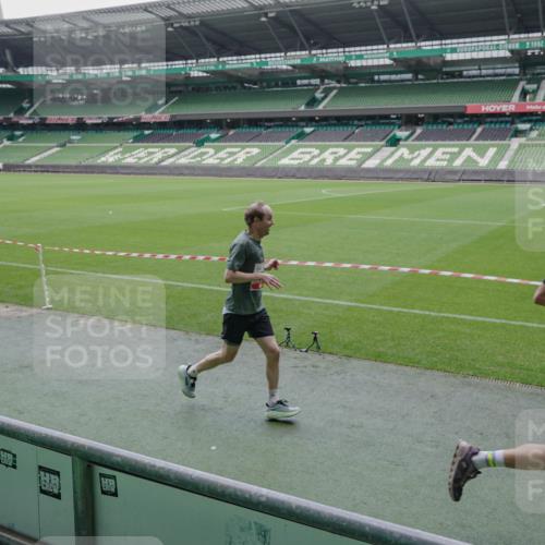 05.10.2025 - 20. swb-Marathon Bremen Michael Burmester http://msf.ph/oto/9268083 05.10.2025 12:34:00 Laufen im Stadion 307, 363, 474, 838, 900, 993, 1034, 1070, 1338, 1339, 1360, 1372, 1444, 1889, 2000, 3552, 5640, 6984, 7259, 7442, 8550, 9046, 121, 218, 1617, 1889, 1913, 2267, 4251, 6957, 8582 meine-sportfotos.de