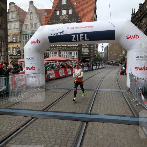 05.10.2025 - 20. swb-Marathon Bremen Yannick Fuchs http://msf.ph/oto/9268087 05.10.2025 12:12:31 Ziel 49 meine-sportfotos.de