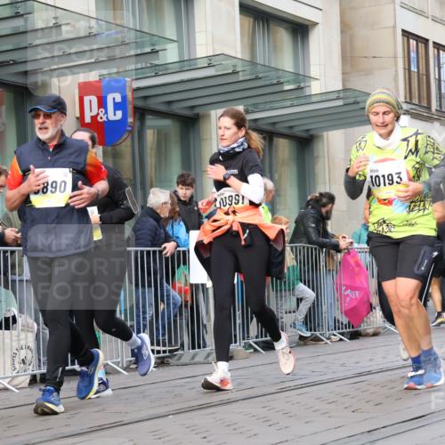 05.10.2025 - 20. swb-Marathon Bremen Strokosch-Dieckow http://msf.ph/oto/9268089 05.10.2025 11:06:44 Ziel 8574, 9265, 9321, 9491, 9702, 9877, 9890, 9901, 9942, 9976, 10193, 10371, 10396, 10580, 10788, 10902, 10991, 11131, 11355, 11389, 11497, 11622, 11709, 8574, 9265, 9321, 9491, 9702, 9877, 9890, 9901, 9942, 9976, 10193, 10371, 10396, 10580, 10788, 10902, 10991, 11131, 11355, 11389, 11497, 11622, 11709 meine-sportfotos.de