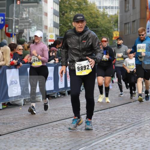 05.10.2025 - 20. swb-Marathon Bremen Strokosch-Dieckow http://msf.ph/oto/9268103 05.10.2025 11:09:16 Ziel 9848, 9892, 10295, 10522, 11056, 11530, 11674 meine-sportfotos.de