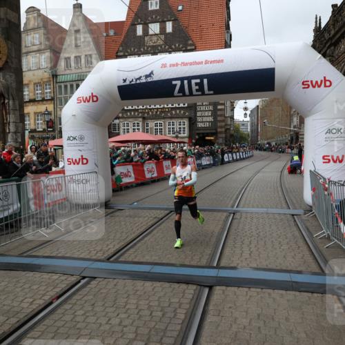 05.10.2025 - 20. swb-Marathon Bremen Yannick Fuchs http://msf.ph/oto/9268110 05.10.2025 12:12:31 Ziel 49 meine-sportfotos.de