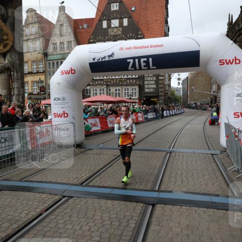 05.10.2025 - 20. swb-Marathon Bremen Yannick Fuchs http://msf.ph/oto/9268128 05.10.2025 12:12:31 Ziel 49 meine-sportfotos.de