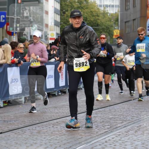05.10.2025 - 20. swb-Marathon Bremen Strokosch-Dieckow http://msf.ph/oto/9268134 05.10.2025 11:09:16 Ziel 9848, 9892, 10295, 10522, 11056, 11530, 11674 meine-sportfotos.de