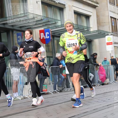 05.10.2025 - 20. swb-Marathon Bremen Strokosch-Dieckow http://msf.ph/oto/9268138 05.10.2025 11:06:45 Ziel 8574, 9217, 9265, 9491, 9702, 9877, 9890, 9901, 9942, 9976, 10193, 10371, 10396, 10788, 10902, 10991, 11131, 11477, 11622, 11709, 8574, 9217, 9265, 9491, 9702, 9877, 9890, 9901, 9942, 9976, 10193, 10371, 10396, 10788, 10902, 10991, 11131, 11622, 11709 meine-sportfotos.de