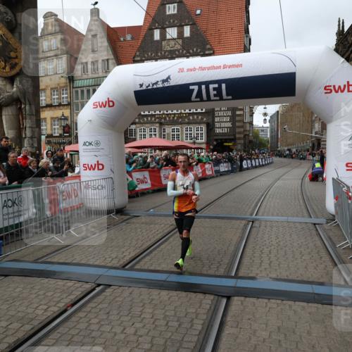 05.10.2025 - 20. swb-Marathon Bremen Yannick Fuchs http://msf.ph/oto/9268139 05.10.2025 12:12:31 Ziel 49 meine-sportfotos.de