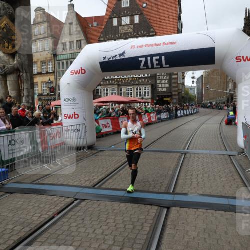 05.10.2025 - 20. swb-Marathon Bremen Yannick Fuchs http://msf.ph/oto/9268149 05.10.2025 12:12:31 Ziel 49 meine-sportfotos.de