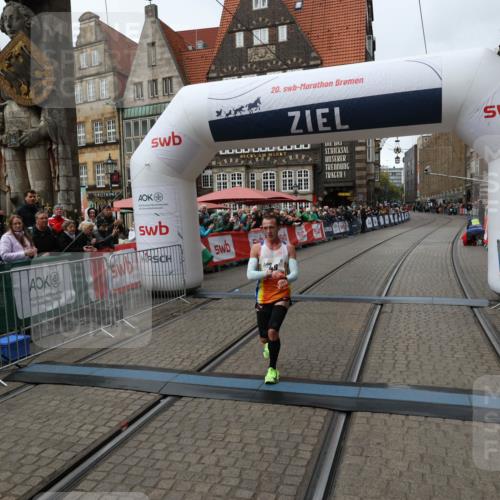05.10.2025 - 20. swb-Marathon Bremen Yannick Fuchs http://msf.ph/oto/9268160 05.10.2025 12:12:31 Ziel 49 meine-sportfotos.de