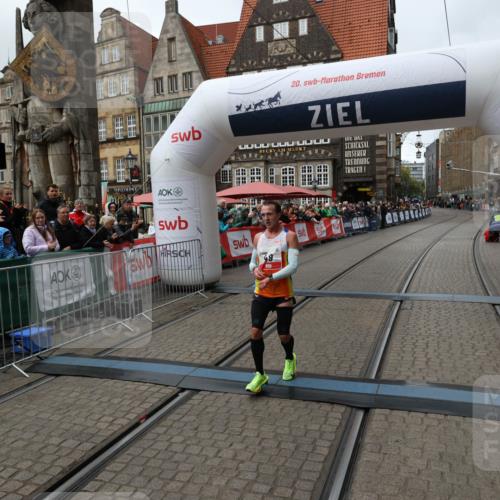 05.10.2025 - 20. swb-Marathon Bremen Yannick Fuchs http://msf.ph/oto/9268164 05.10.2025 12:12:31 Ziel 49 meine-sportfotos.de
