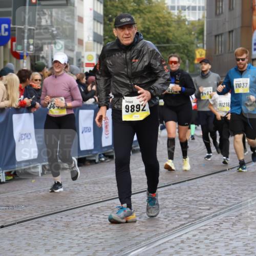 05.10.2025 - 20. swb-Marathon Bremen Strokosch-Dieckow http://msf.ph/oto/9268168 05.10.2025 11:09:17 Ziel 9848, 9892, 10295, 10522, 11056, 11218, 11530, 11674 meine-sportfotos.de