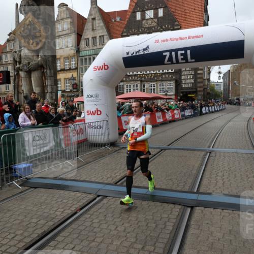 05.10.2025 - 20. swb-Marathon Bremen Yannick Fuchs http://msf.ph/oto/9268180 05.10.2025 12:12:32 Ziel 49 meine-sportfotos.de