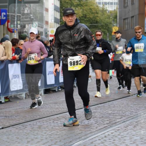 05.10.2025 - 20. swb-Marathon Bremen Strokosch-Dieckow http://msf.ph/oto/9268198 05.10.2025 11:09:17 Ziel 9848, 9892, 10295, 10522, 11056, 11218, 11530, 11674 meine-sportfotos.de